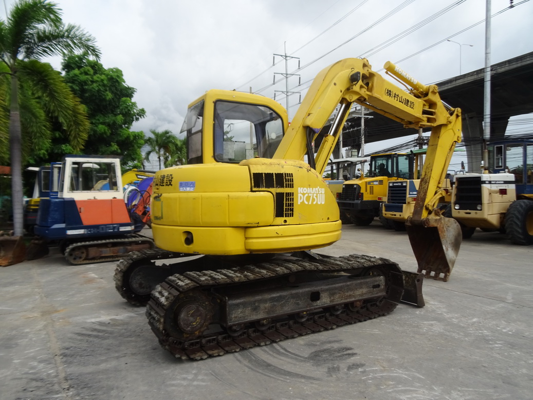 รถขุด Komatsu PC75UU-2