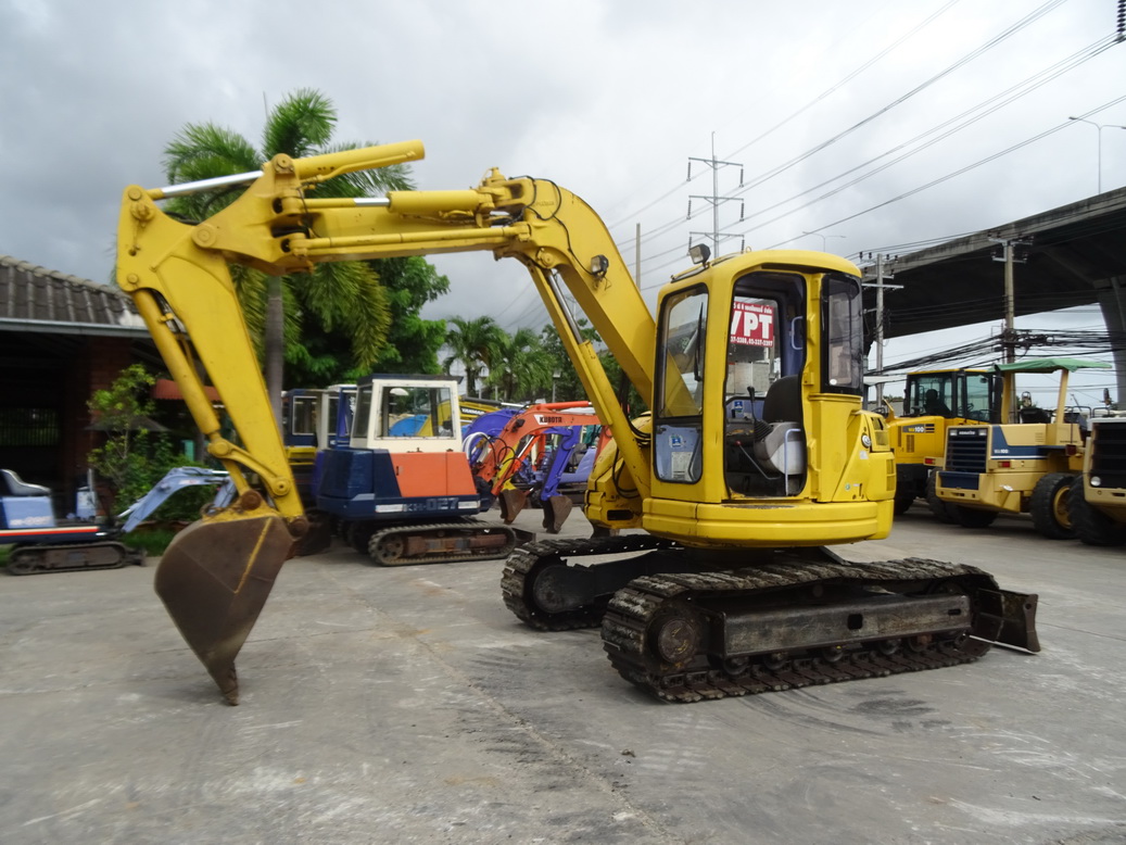 รถขุด Komatsu PC75UU-2