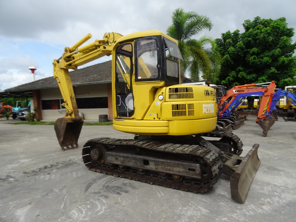 รถขุด Komatsu PC75UU-2